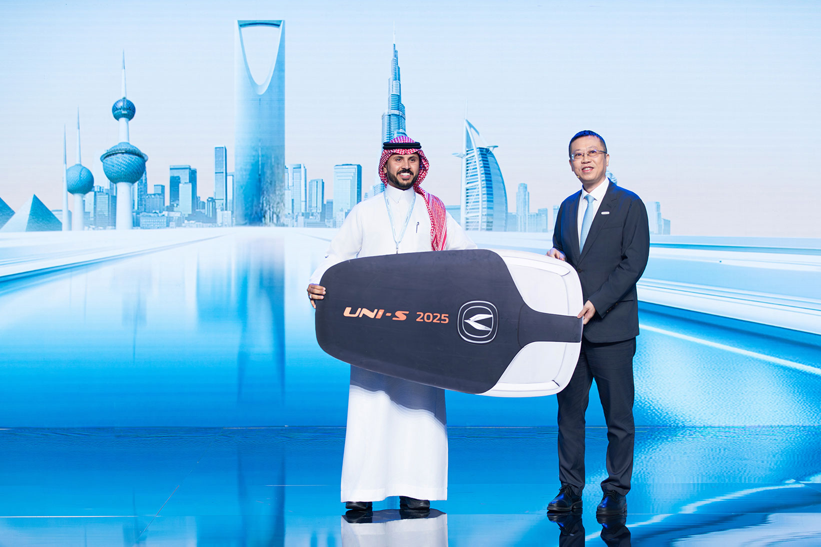 President Wang Jun presenting a brand-new UNI-S to Mr.Sultman, the first CHANGAN owner in the Middle East and Africa.